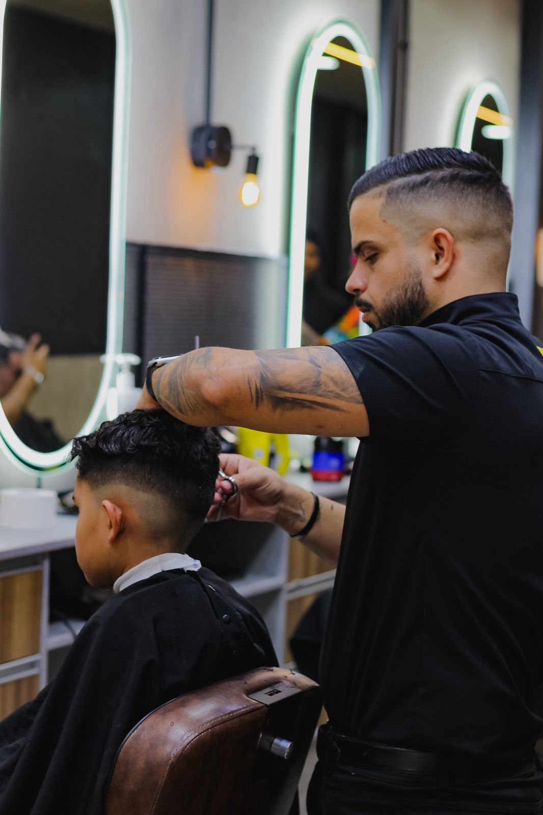 Profissional atendendo um cliente na Navalha Sampa